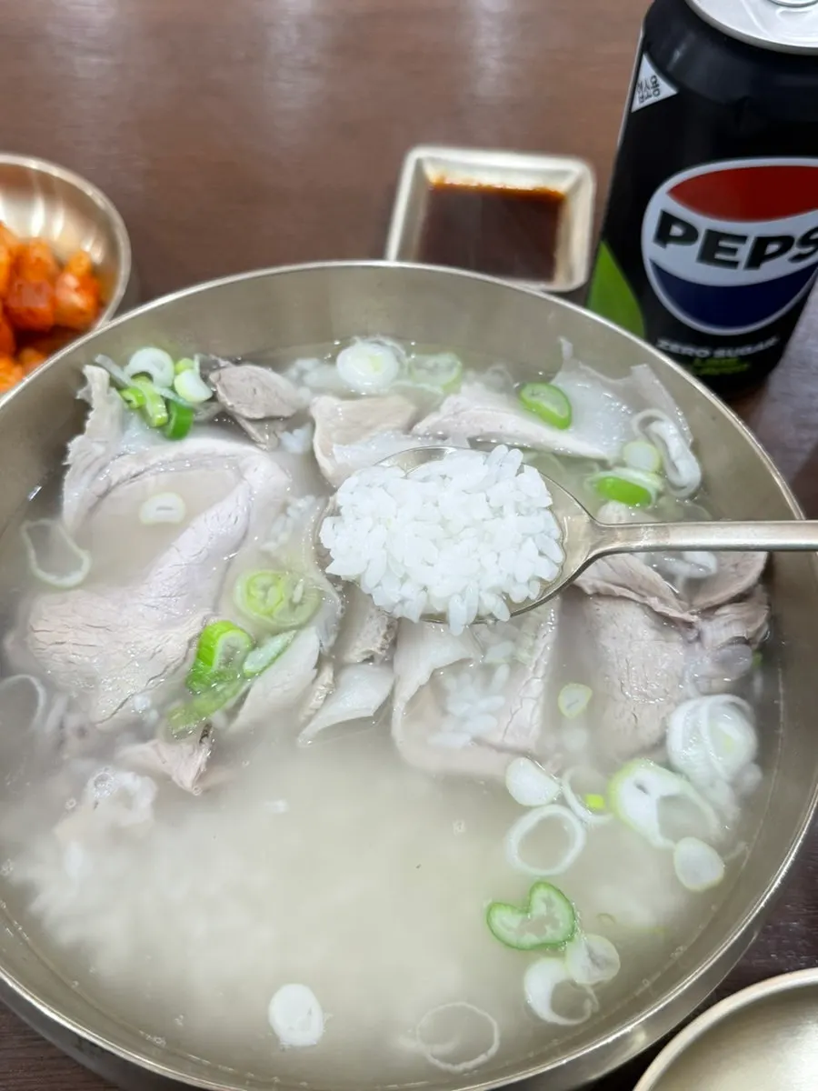Gomtang with large pieces of meat