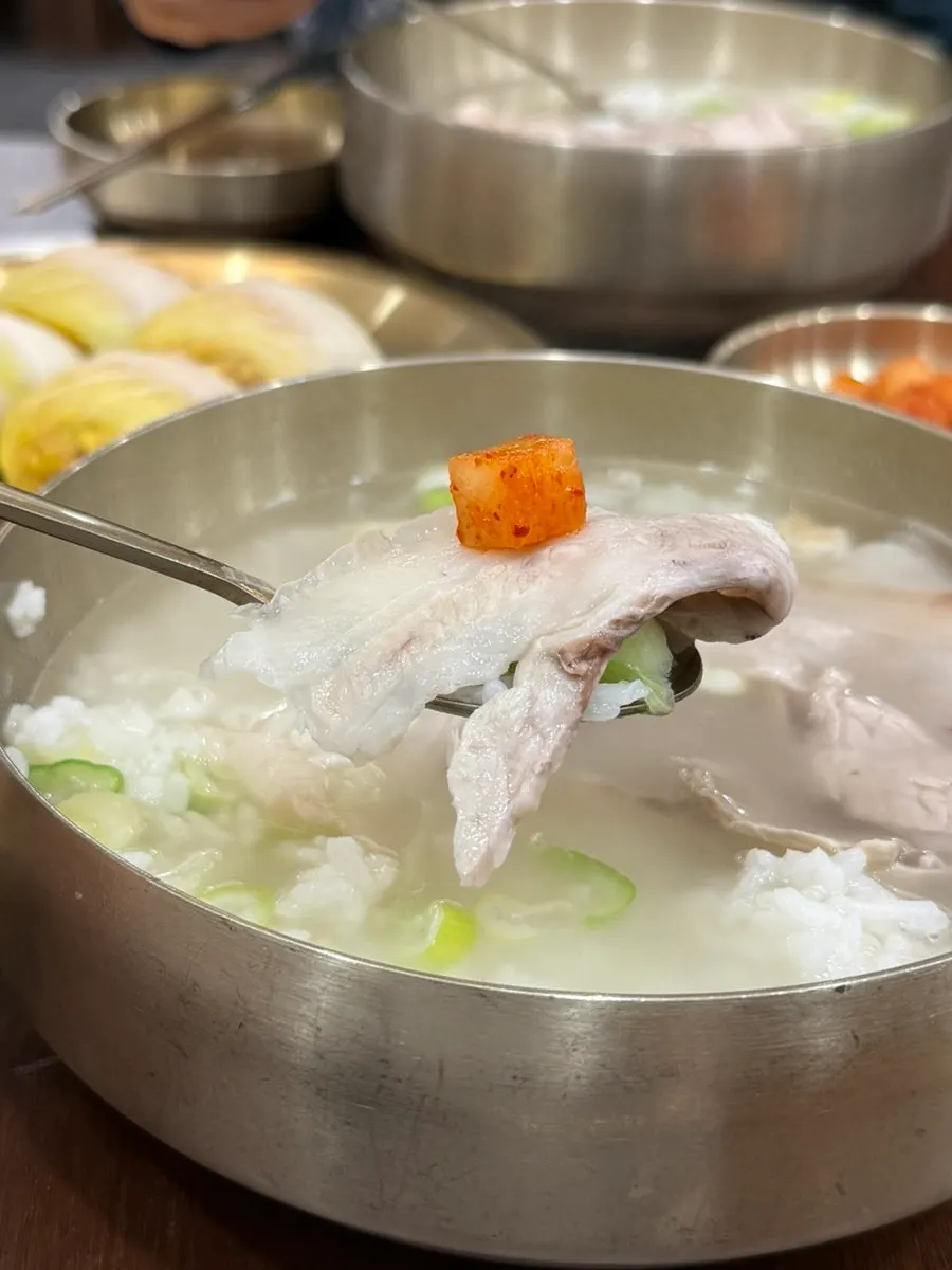 부드러운 돼지고기가 든 곰탕