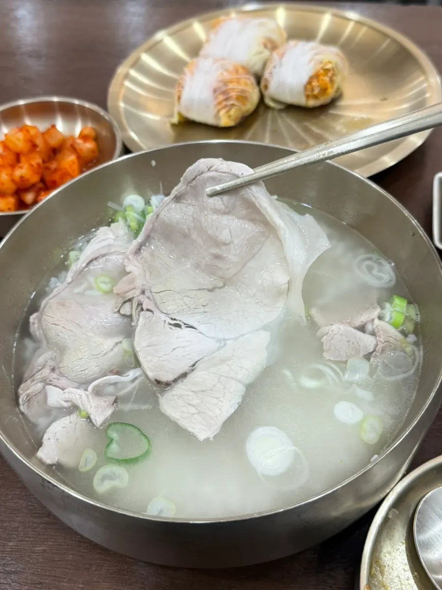 Hand-sized piece of meat from the gomtang