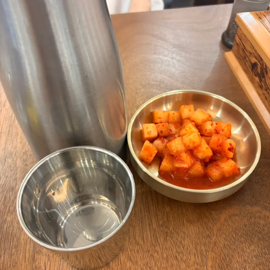 Kkakdugi served as the basic side dish