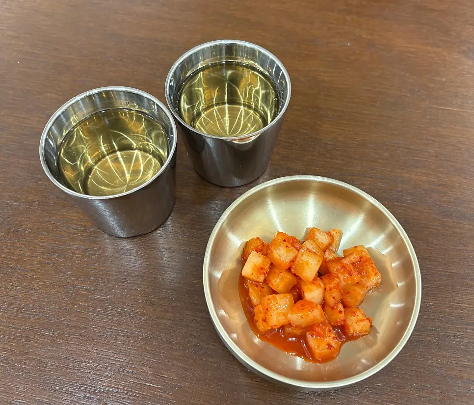 Kkakdugi served as the basic side dish