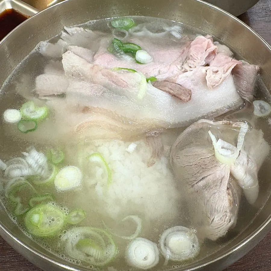 Clear broth medium-size pork gomtang