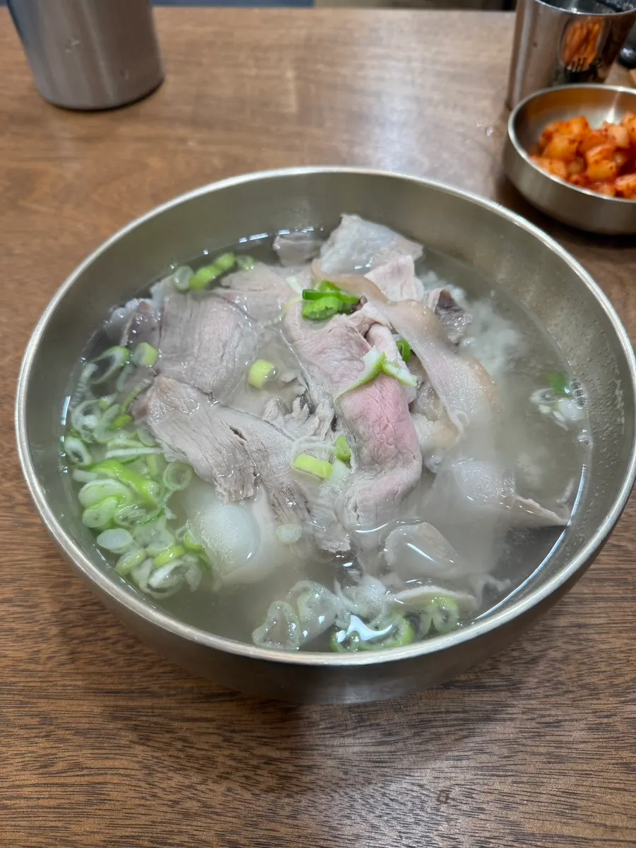 Table setting with the ordered medium pork gomtang