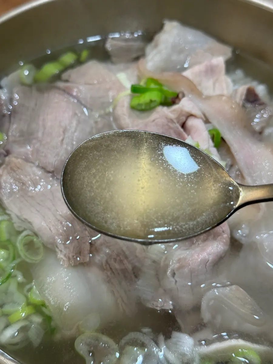 Clear, transparent pork gomtang broth