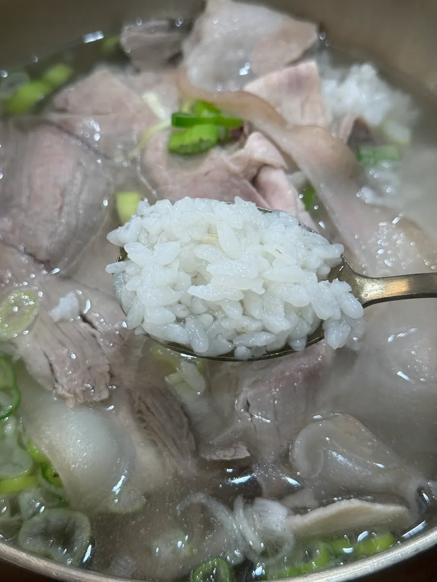 Pork gomtang with large pieces of foreleg meat