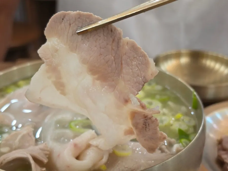 Pork gomtang eaten together with rice