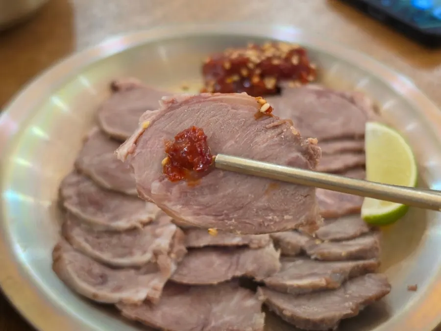 Cold jeyuk served with tohajeot and lime