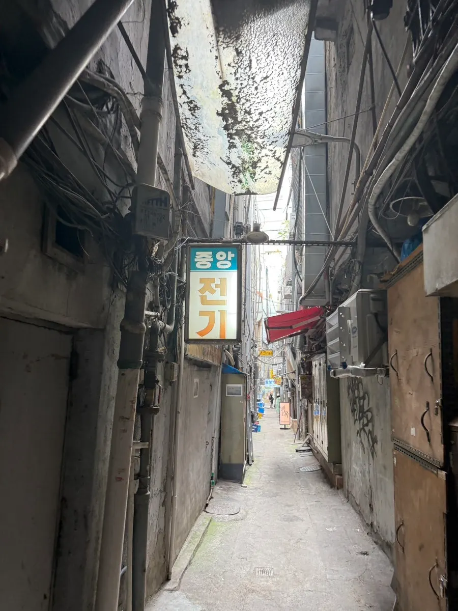 백옥 명동이 있는 명동 골목 풍경