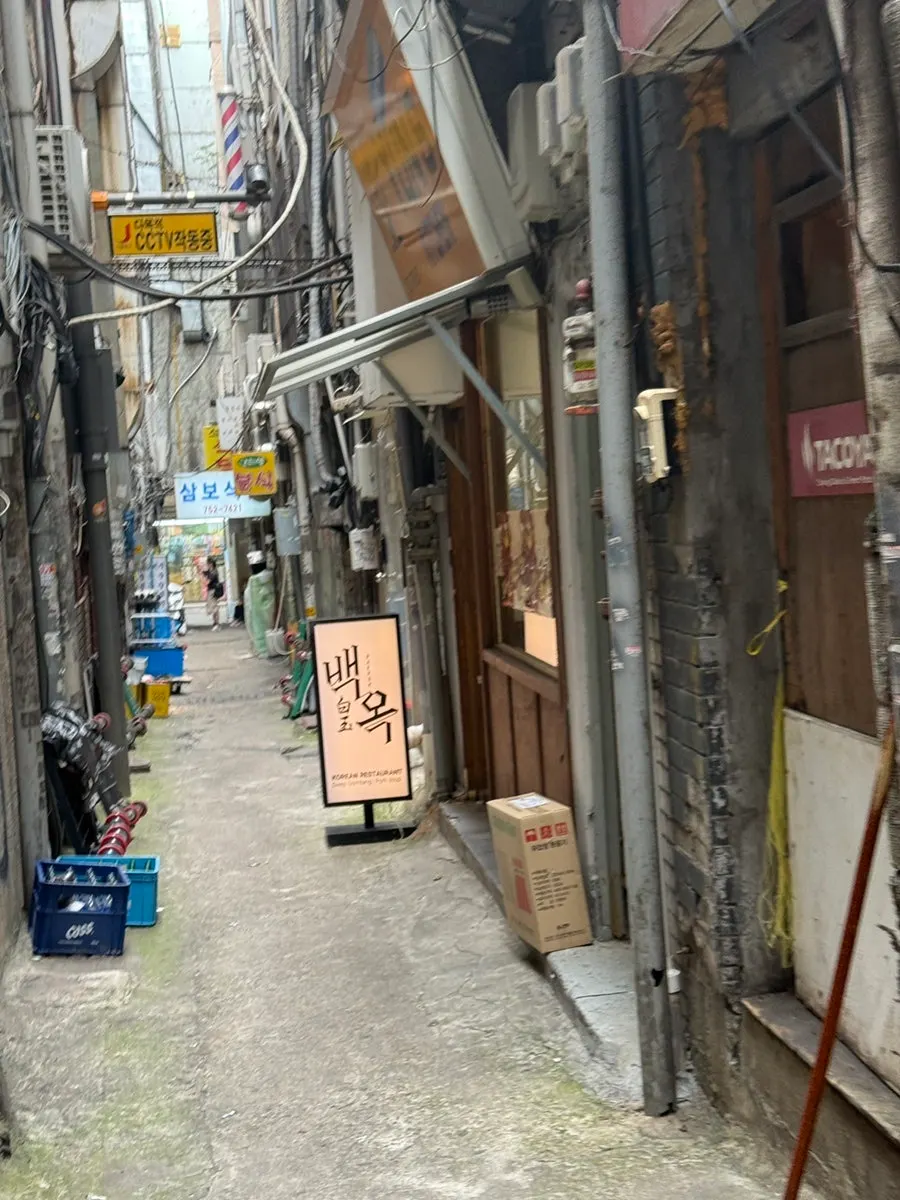 골목 안쪽에 숨어 있는 백옥 명동 입구