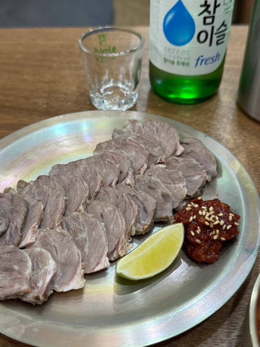 백옥 명동 실내 테이블 세팅