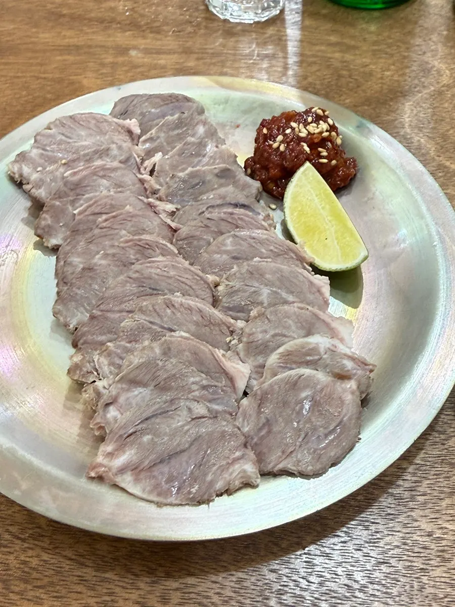 토하젓이 곁들여 나온 뽈살 냉제육 한 접시
