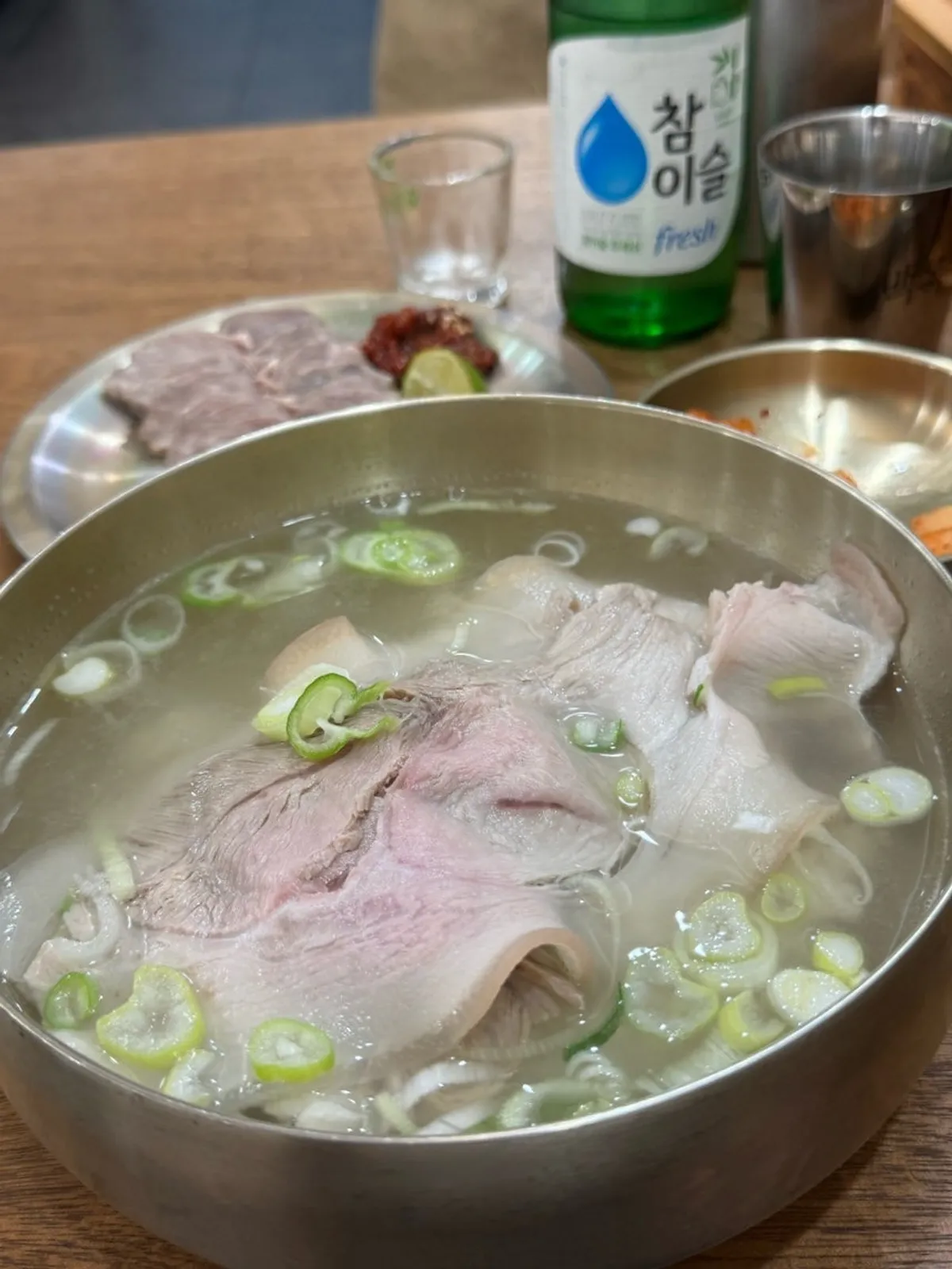 놋그릇에 김이 모락모락 올라오는 돼지곰탕