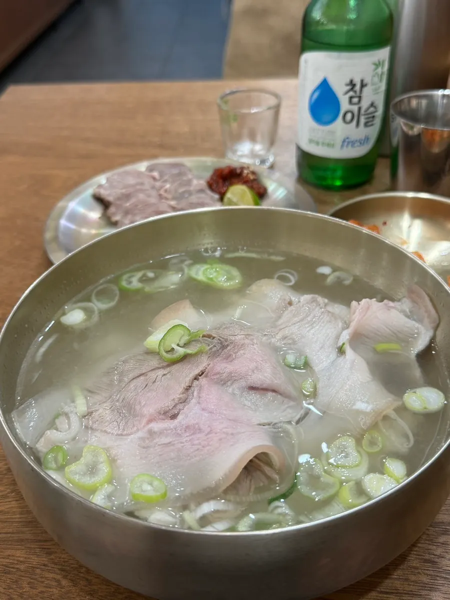 껍데기까지 얇게 썰린 앞다리살 곰탕 클로즈업