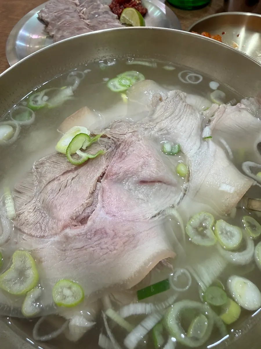 돼지곰탕과 함께 놓인 소주