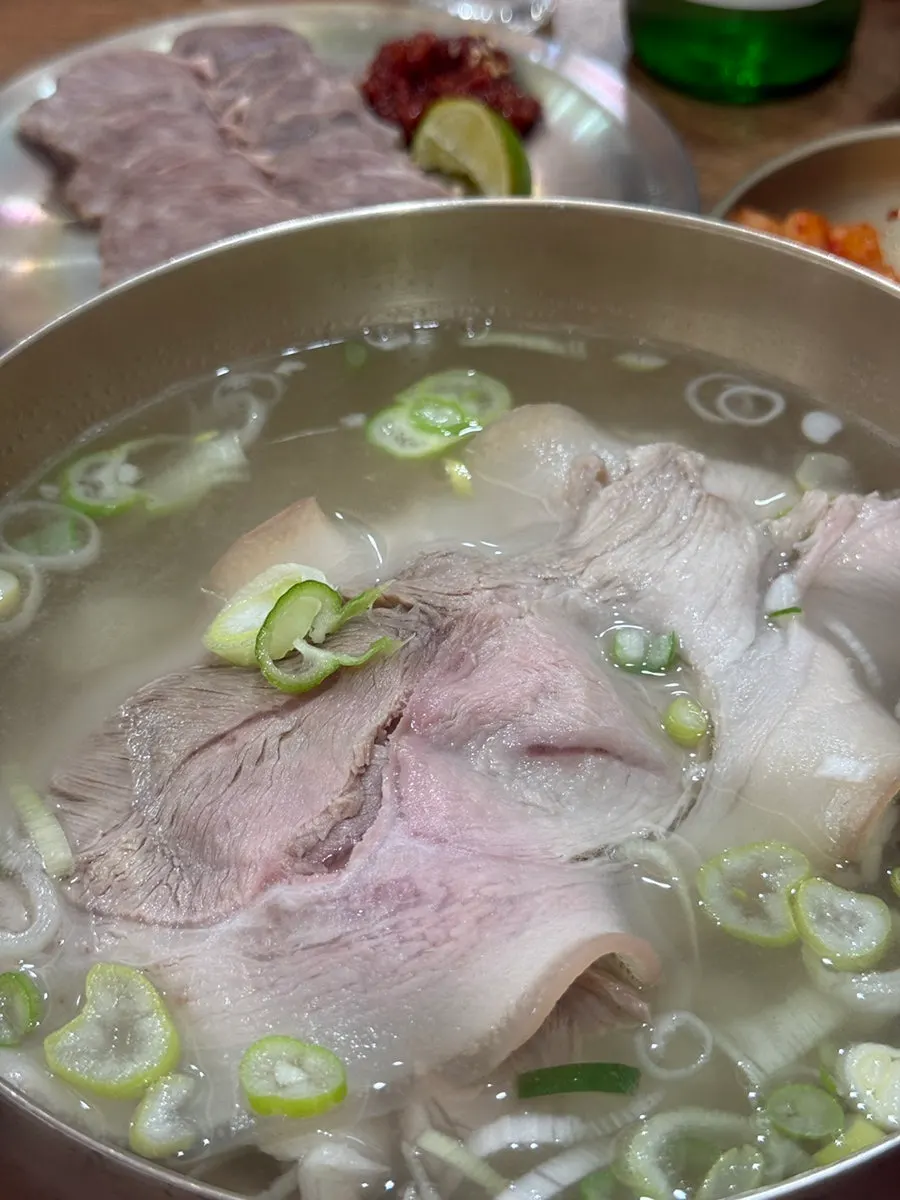 얇게 썰린 앞다리살을 집어 올린 모습