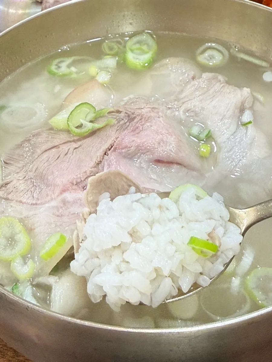 맑은 국물의 백옥 명동 돼지곰탕
