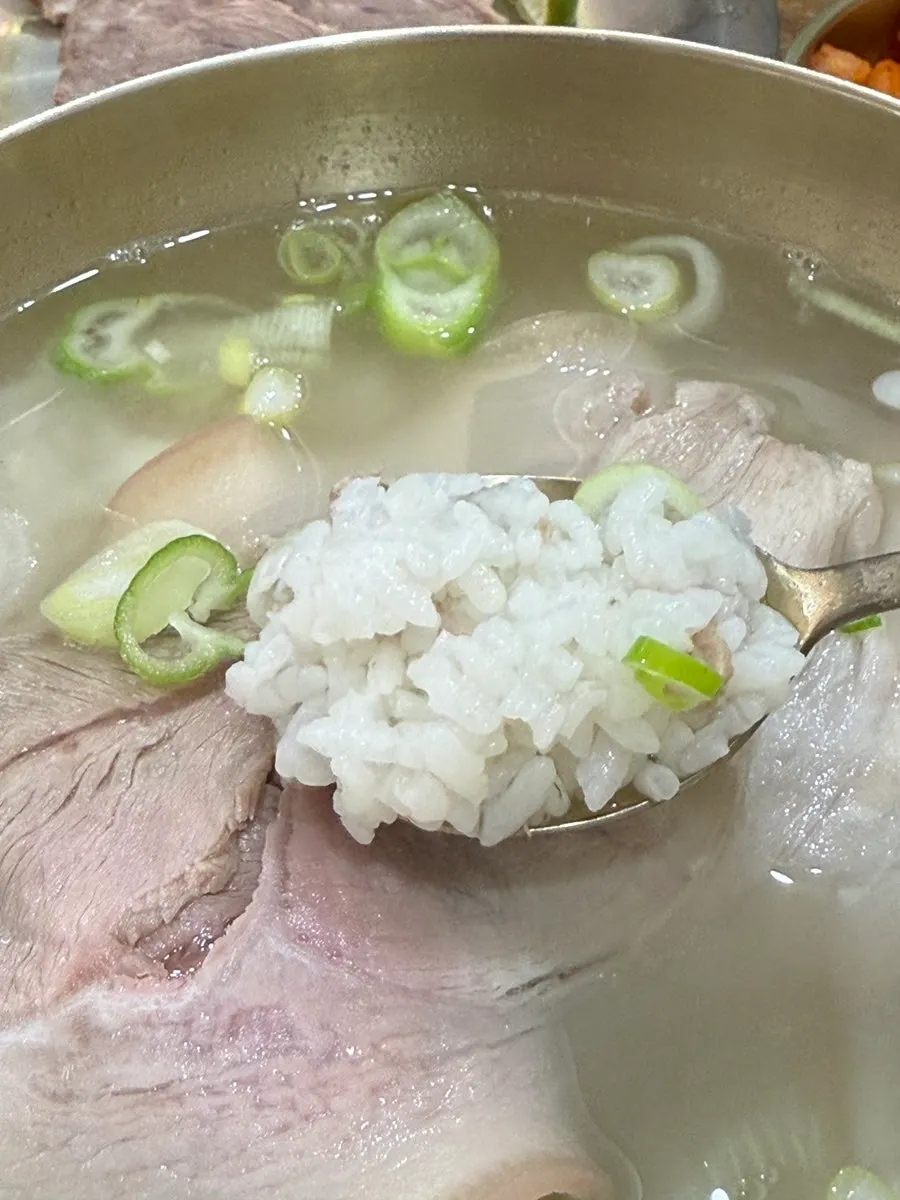 국물 한 숟갈을 떠올린 돼지곰탕