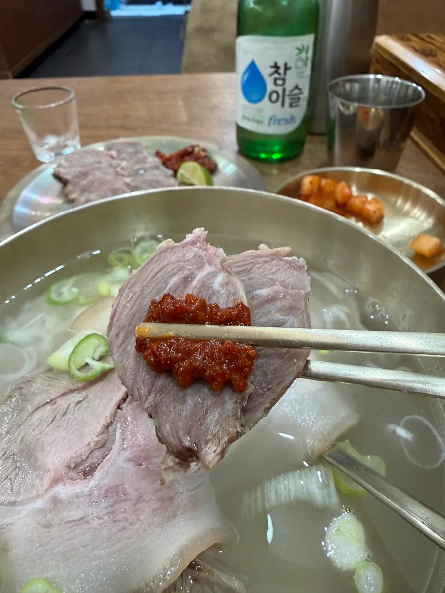 신동진쌀 밥과 함께 차려진 돼지곰탕 상