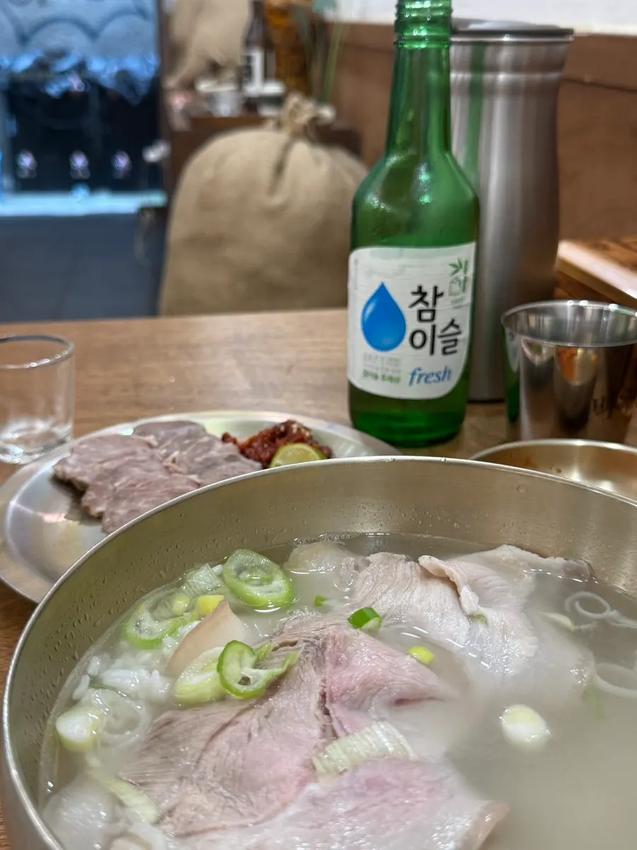 냉제육과 돼지곰탕을 함께 놓은 테이블