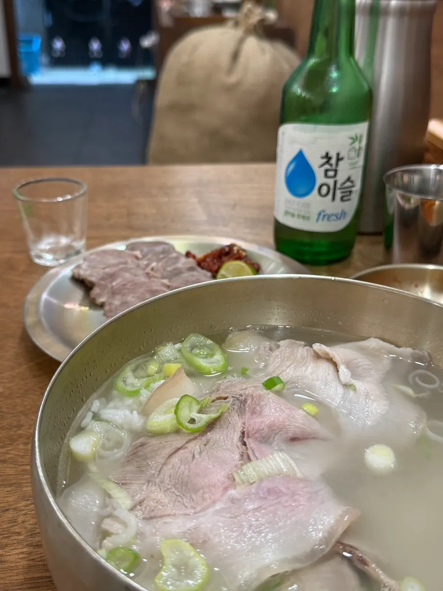 돼지곰탕 국물과 고기 클로즈업