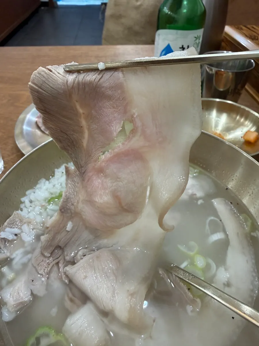 입자 굵은 후추를 뿌린 돼지곰탕