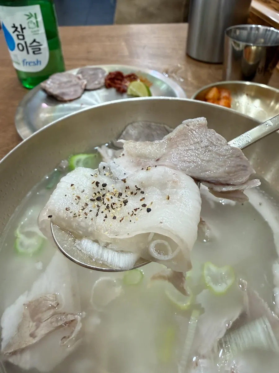 크게 썰린 앞다리살 한 점