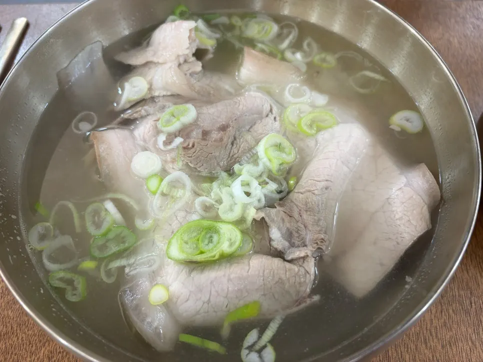 Pork gomtang and yeolgomtang on the table