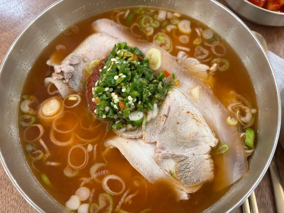 A bowl of clear-broth pork gomtang