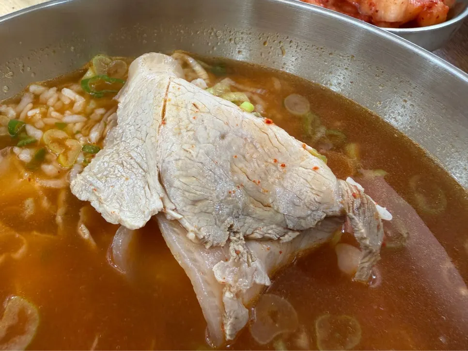 Yeolgomtang broth topped with cheongyang chili