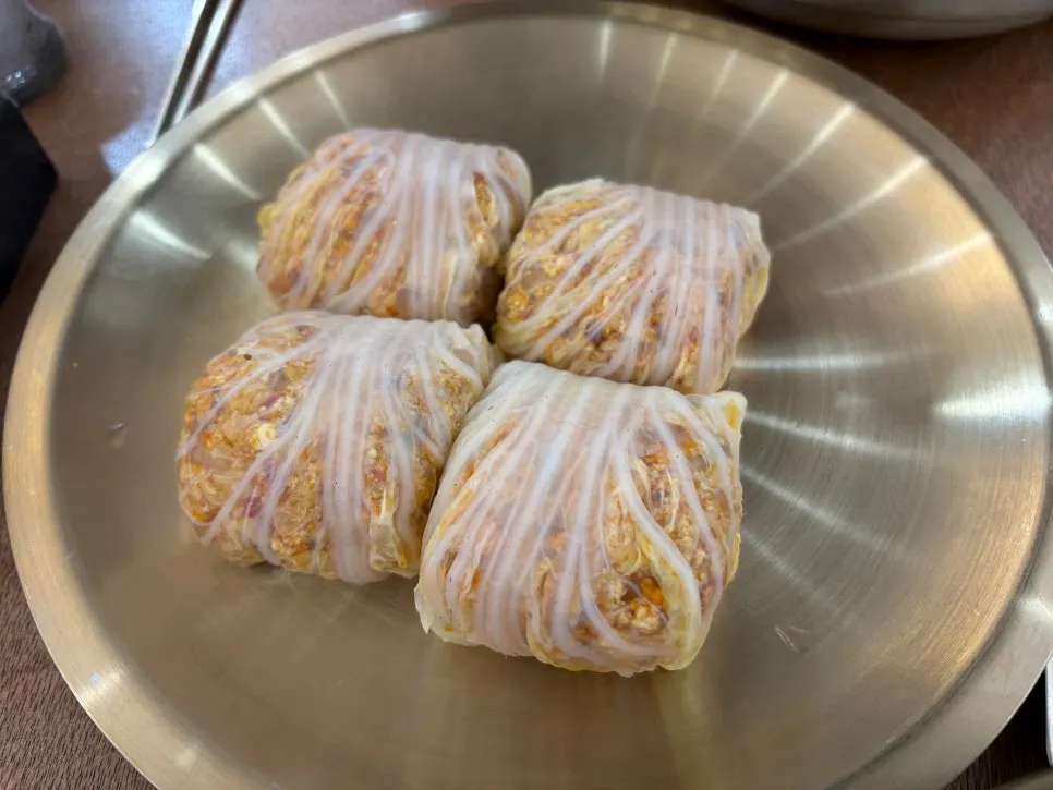Yeolgomtang served with a bowl of rice