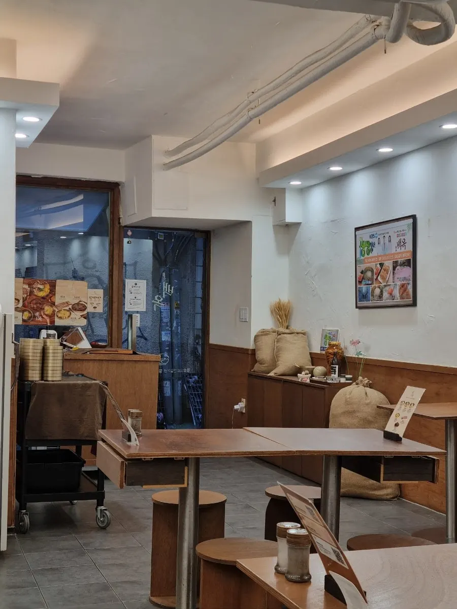 Interior of Baekok Myeongdong with one- to two-person solo seats