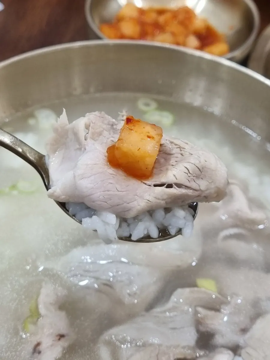 Thinly sliced pork over clear gomtang broth