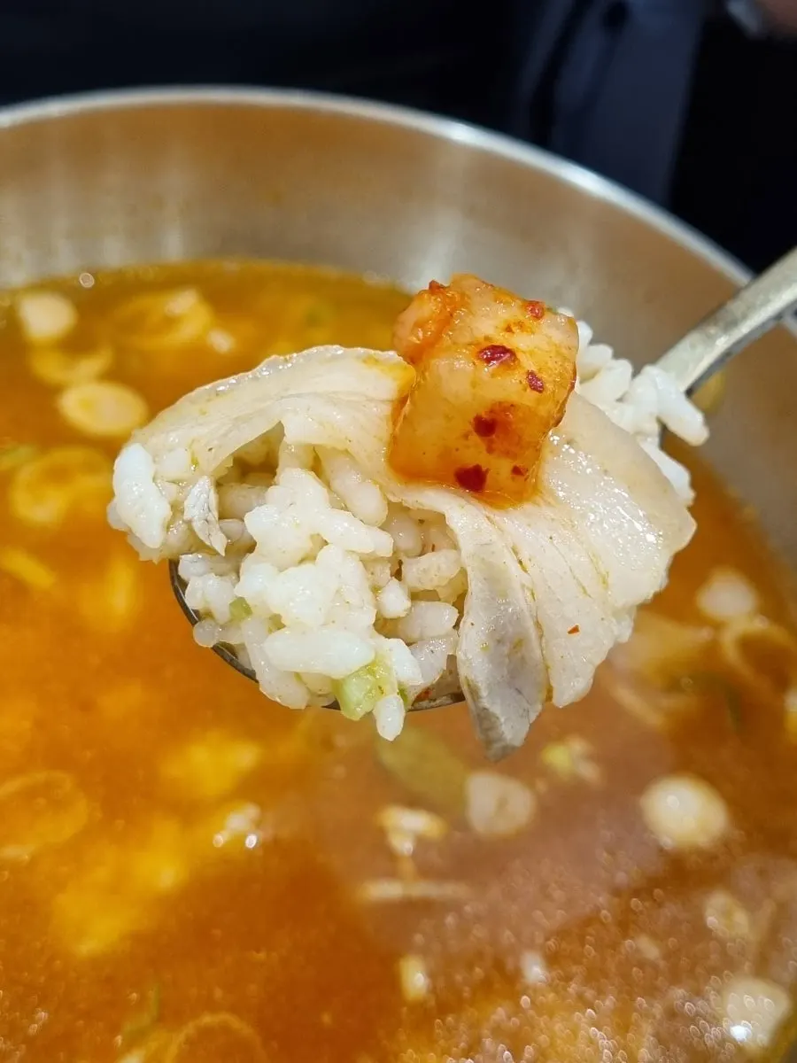 Close-up of yeolgomtang loaded with meat and scallions