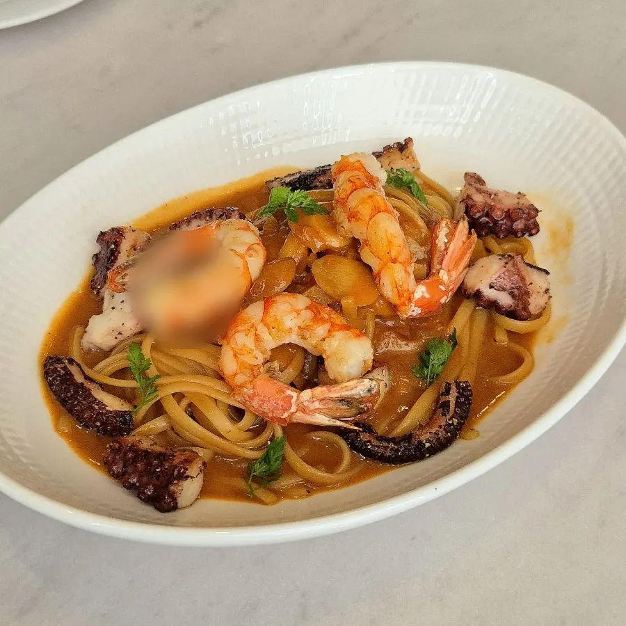 Bisque red shrimp linguine pasta