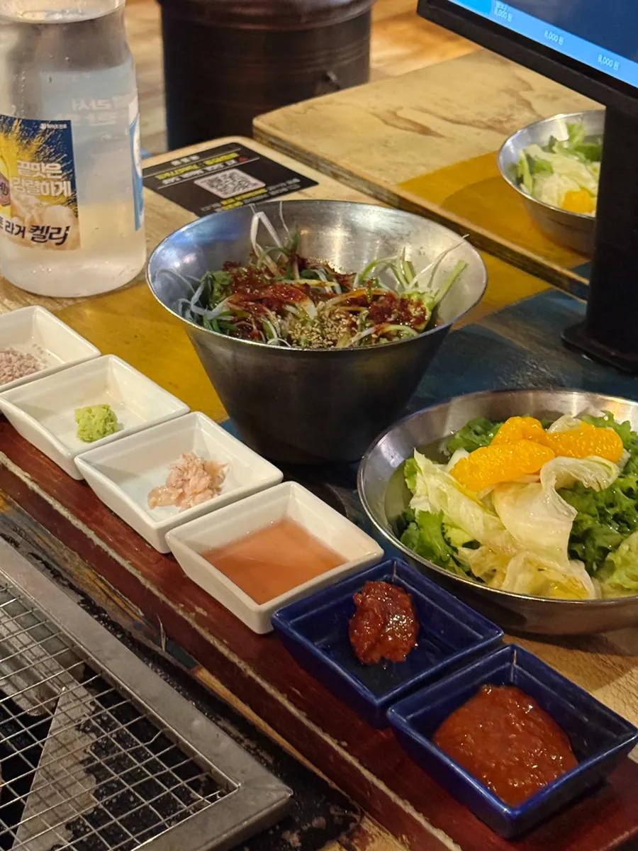 Banchan spread with six different sauces at Yuktongnyeong