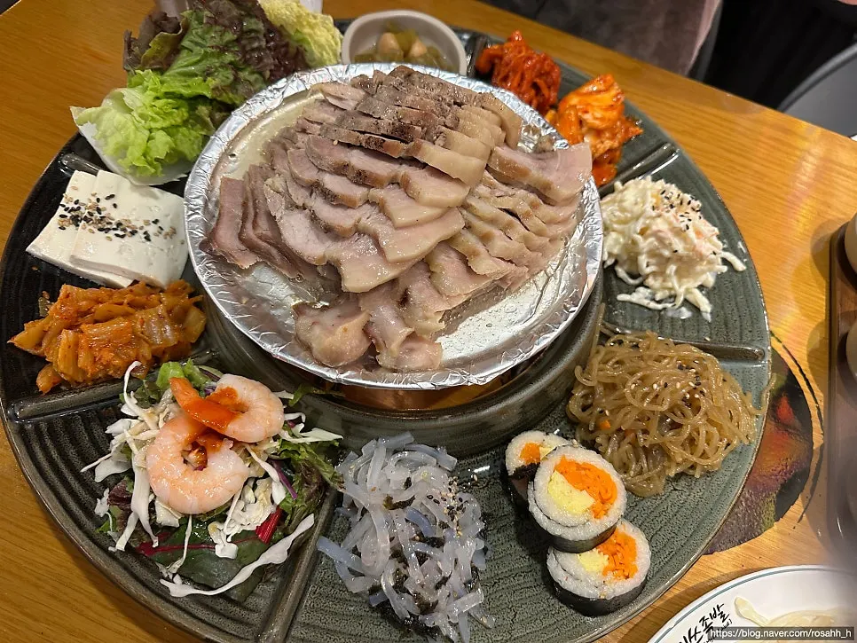 Sectioned platter holding the bossam set