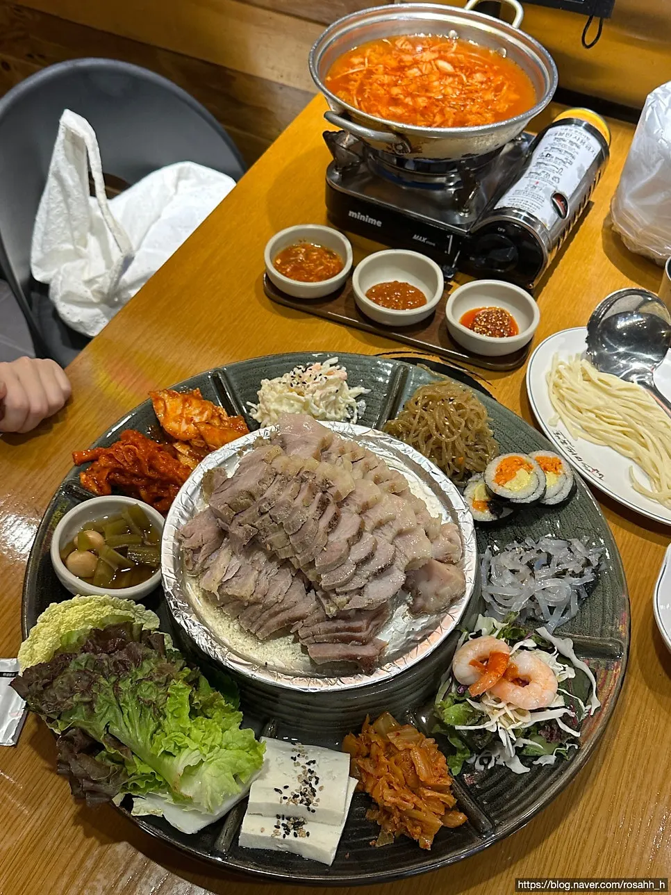 Pot of free kimchi kalguksu