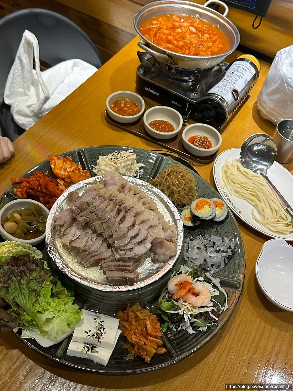 Kimchi kalguksu simmering