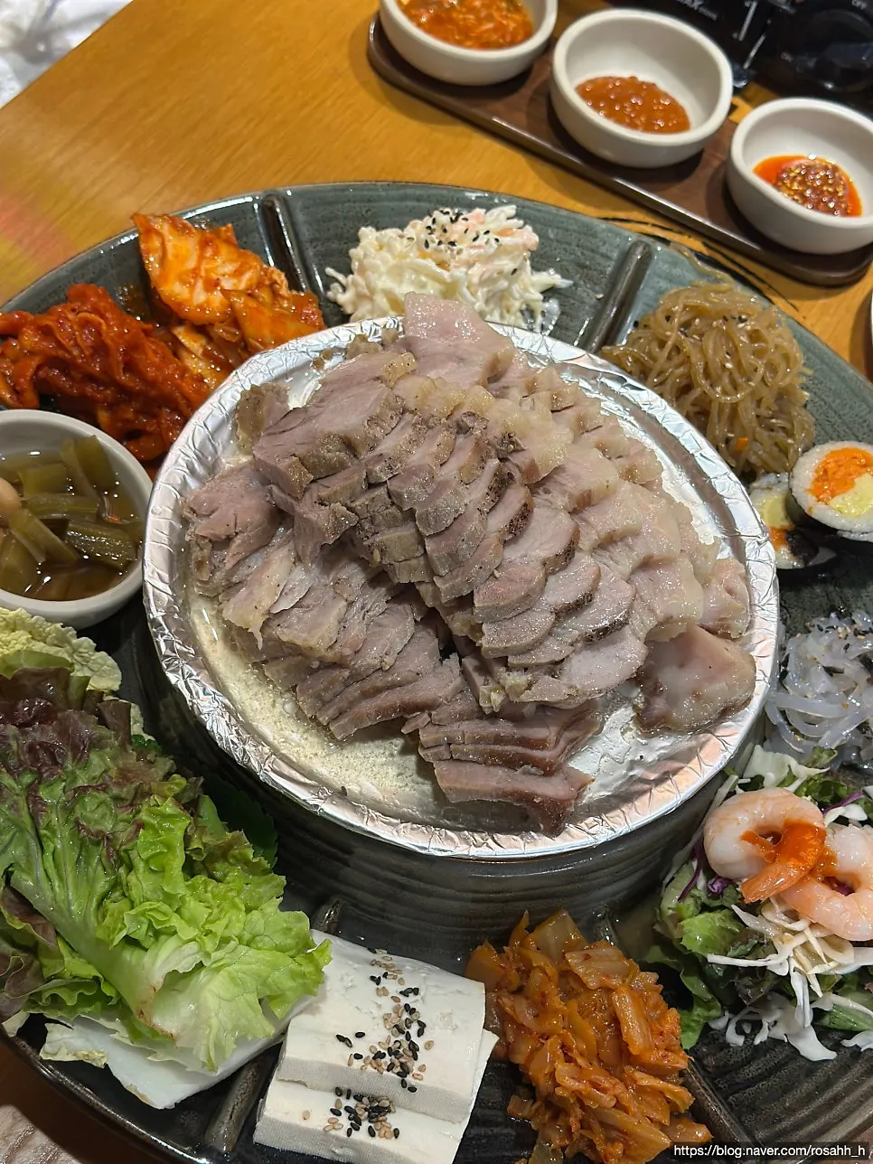 Kimchi kalguksu served together with bossam