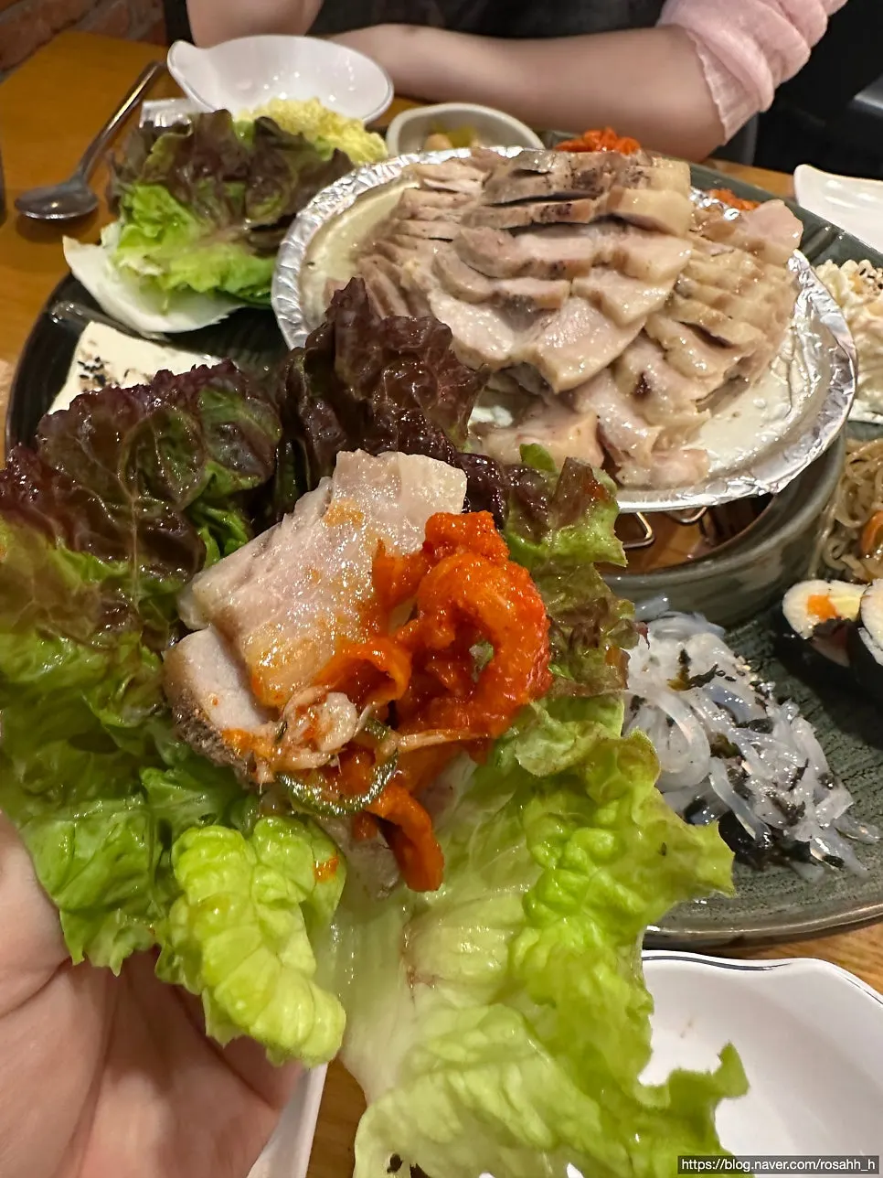 Boiled pork wrapped in lettuce