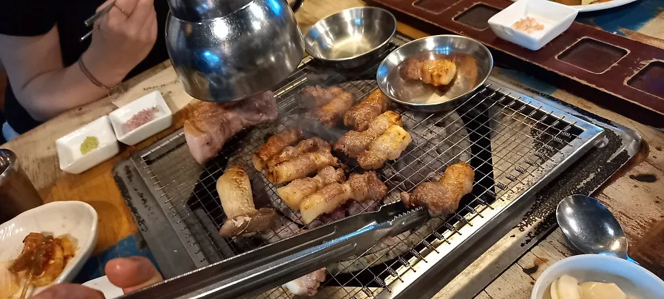 파절이와 명이나물이 놓인 고기 상차림