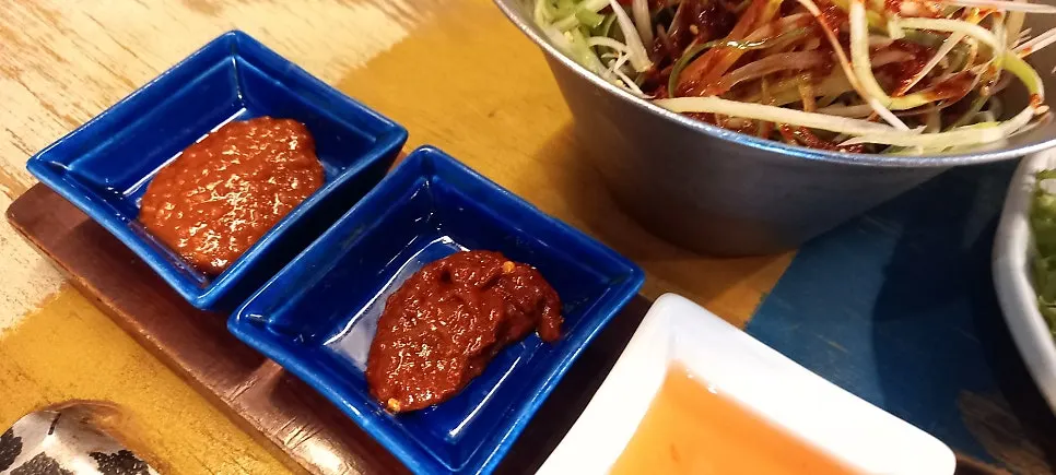 삼겹살 목살과 버섯이 익는 불판