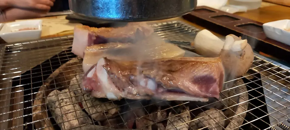 접시에 덜어 놓은 구운 돼지고기