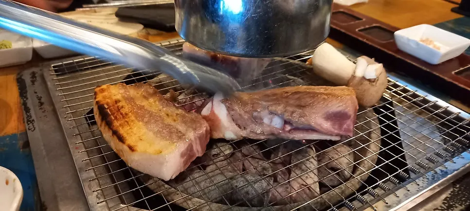 파절이와 명이나물이 함께 놓인 상차림