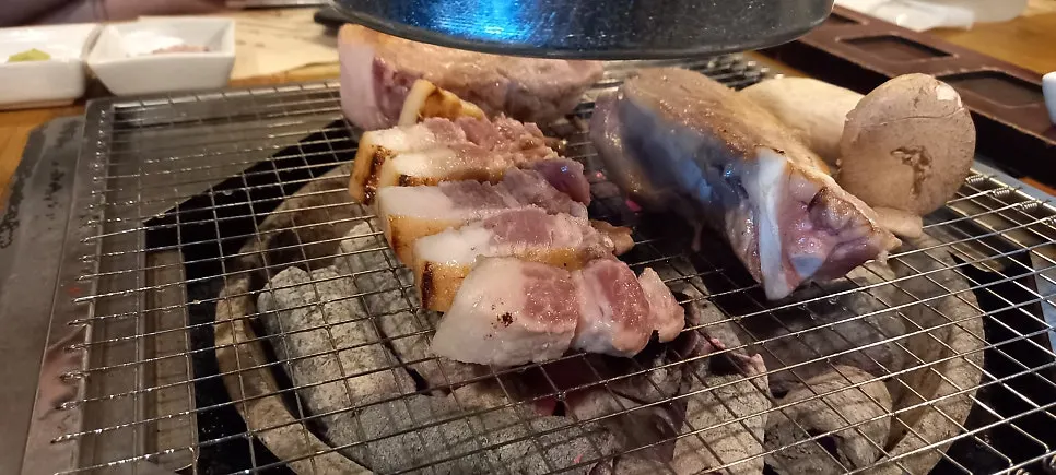 숯불 위에 남은 고기와 버섯
