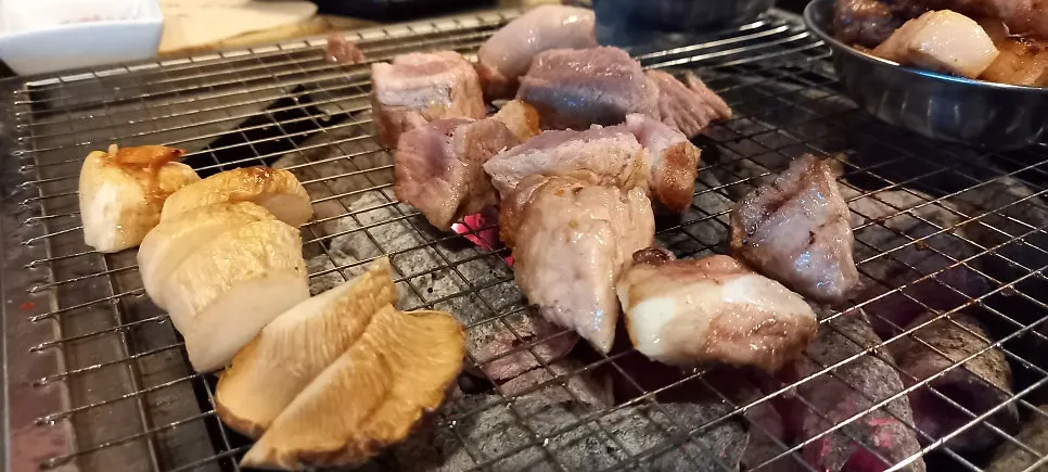 화로 테이블에서 이어지는 숯불 돼지고기 식사