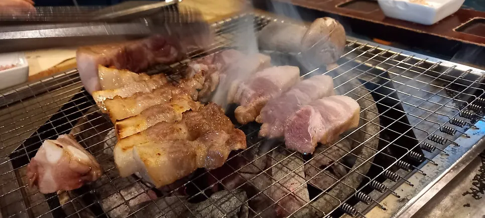 파절이와 명이나물을 곁들인 돼지고기 한입
