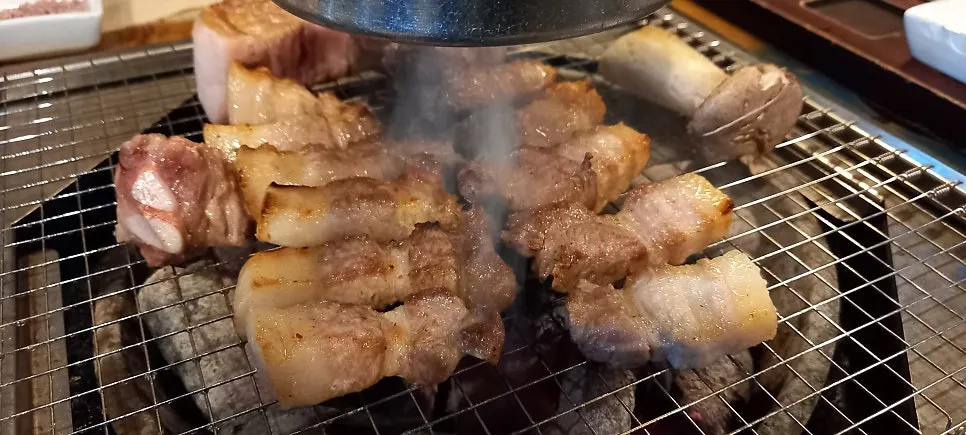 숯불 위 삼겹살과 목살 마무리 장면