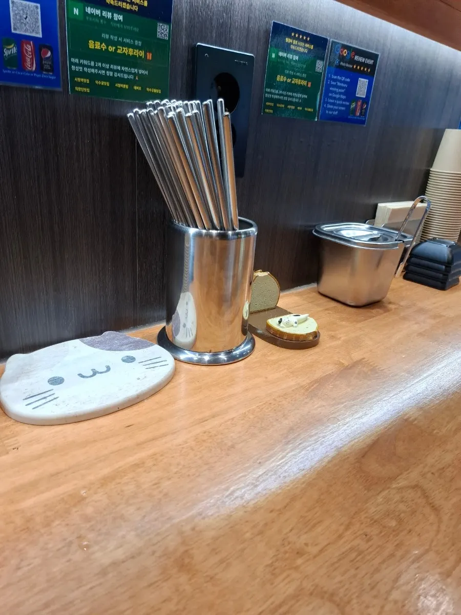 술병으로 조리대를 가린 멘츠루 시청점 바 자리