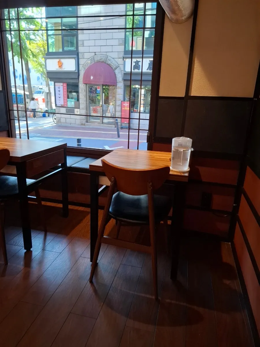 우드 바닥으로 꾸민 멘츠루 시청점 1층 내부